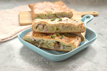 Пирог из слоёного теста с картошкой и копчёной курицей