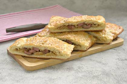 Пирог с капустой и сосисками из слоёного теста