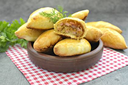 Пирожки из слоёного теста с капустой и ветчиной