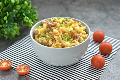 Плов из бурого риса с тушёнкой