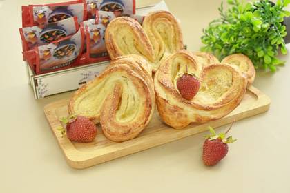 Плюшки из слоёного теста с сахаром и корицей