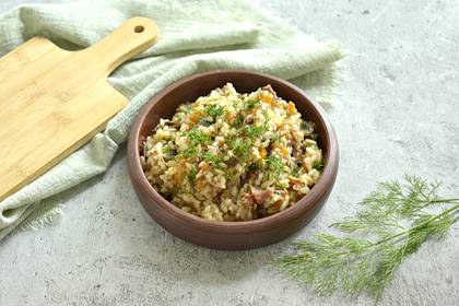 Рис с грибами и тушёнкой на сковороде