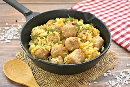 Рис с жареными колбасками и овощами на сковороде