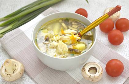 Рисовый суп с курицей и грибами