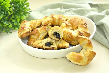 Рогалики из слоёного теста с черносливом