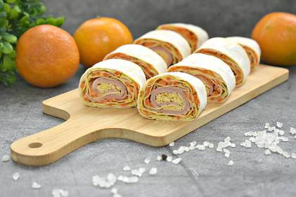Рулет из лаваша с корейской морковью, ветчиной и сыром