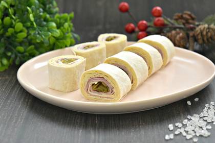 Рулет из лаваша с ветчиной и солёным огурцом