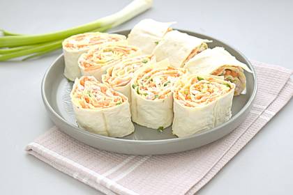 Рулетики из лаваша с копчёной курицей и морковью по-корейски