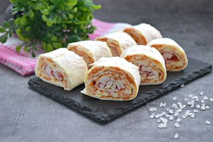 Рулетики из лаваша с крабовыми палочками и творожным сыром