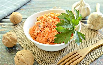 Салат из моркови с грецкими орехами и чесноком