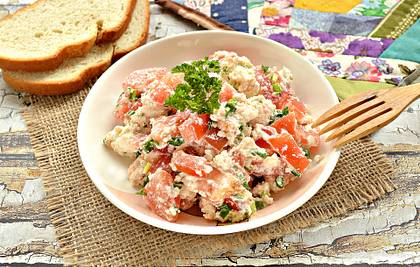 Салат с творогом, помидорами и зеленью