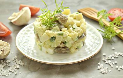 Салат с жареными шампиньонами и картошкой