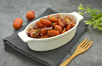 Салат из черри с горчичным соусом