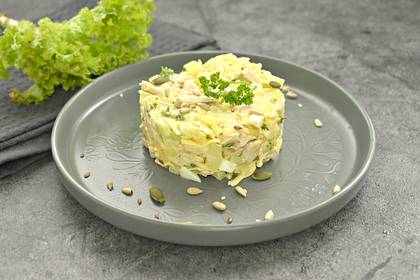 Салат из индейки, сыра и огурцов