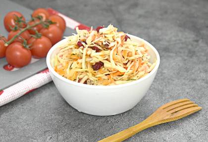 Салат из капусты с брусникой
