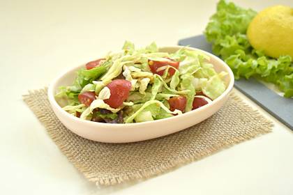 Салат из молодой капусты с горчичной заправкой