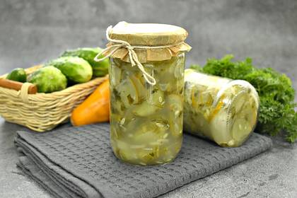 Салат из огурцов с петрушкой и луком на зиму