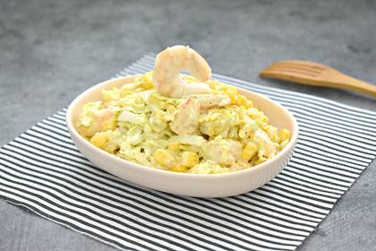 Салат из пекинской капусты с кукурузой и креветками