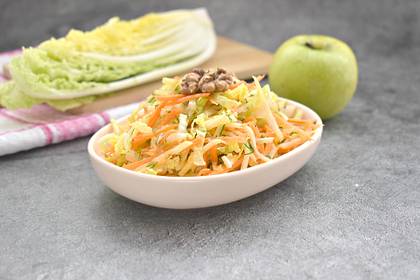 Салат из пекинской капусты с яблоком и грецкими орехами