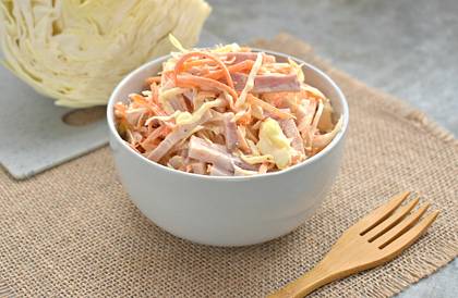 Салат из свежей капусты, моркови и копчёной грудинки