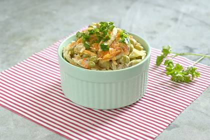 Салат «Купеческий» с курицей и горошком