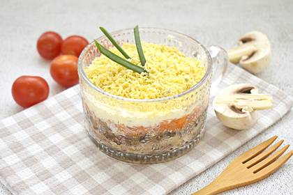 Салат «Мимоза» с шампиньонами и рыбными консервами