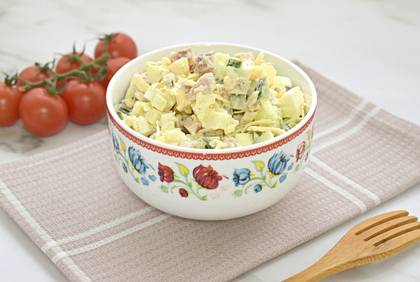 Салат с копчёной курицей, яблоками и орехами