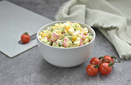 Салат с кукурузой, крабовыми палочками и авокадо
