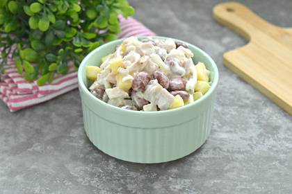 Салат с курицей, фасолью и маринованным луком