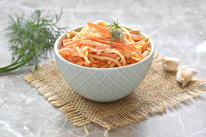 Салат с морковью, сыром и дайконом