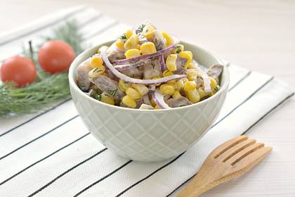 Салат с селёдкой и кукурузой