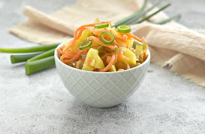 Салат с солёными огурцами и корейской морковью