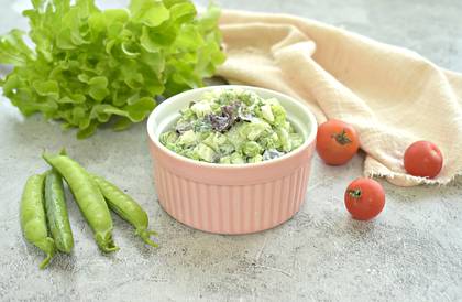 Салат со свежим зелёным горошком и огурцом