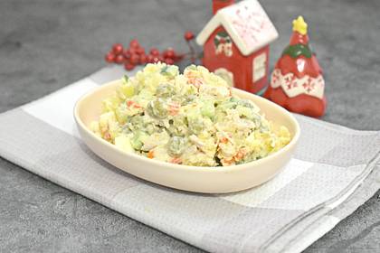 Салат «Столичный» с индейкой и свежим огурцом