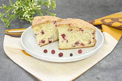 Шарлотка с брусникой в духовке