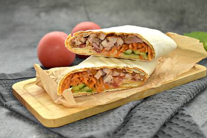 Шаурма с копчёной курицей и морковью по-корейски