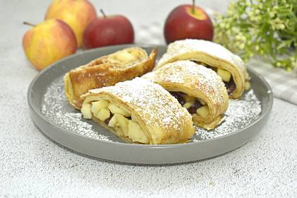 Штрудель из блинов с яблоками и изюмом