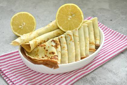 Сладкие блинчики с лимонной цедрой