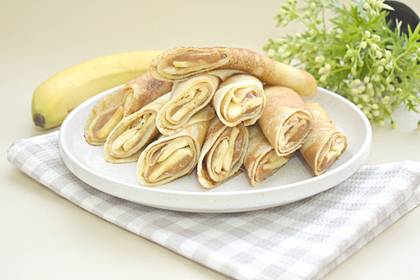 Сладкие блинчики с варёной сгущёнкой и бананом