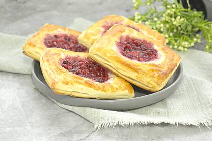 Слойки с брусникой в духовке