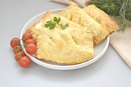 Слойки с колбасой и моцареллой