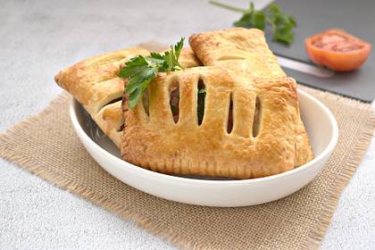 Слойки с ветчиной и помидорами