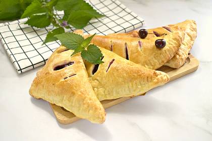 Слойки с вишней из слоёного дрожжевого теста