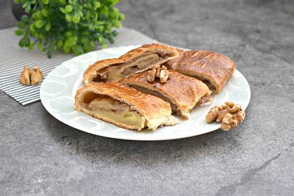 Слоёный рулет с повидлом и орехами