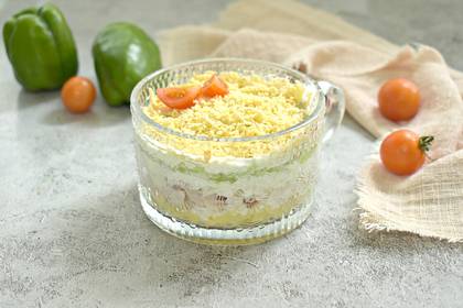 Слоёный салат с копчёной курицей, картофелем и свежим огурцом