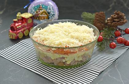 Слоёный салат с курицей, ананасами и корейской морковью