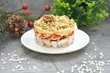 Слоёный салат с курицей, корейской морковью и орехами