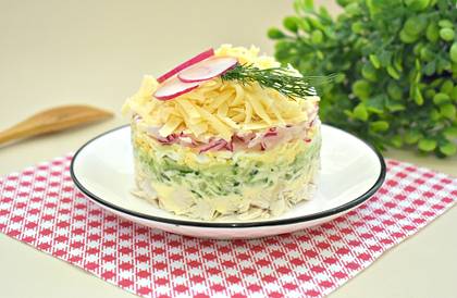 Слоёный салат с курицей, редисом и огурцом