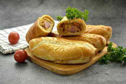 Сосиски с капустой в слоёном тесте в духовке