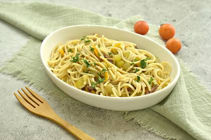 Спагетти с кабачками и тушёнкой